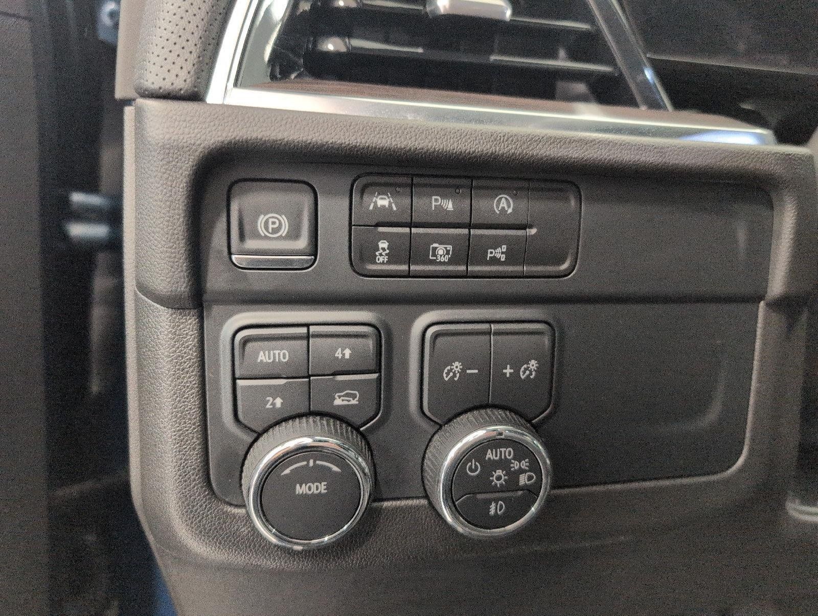 Used 2025 Chevrolet Suburban Premier AWD/4WD image 10