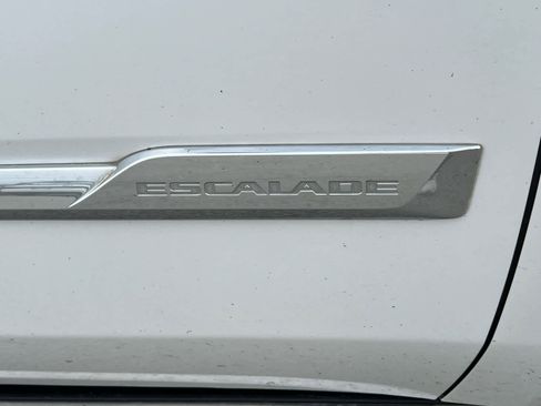Used 2017 Cadillac Escalade Premium Luxury AWD/4WD image 4