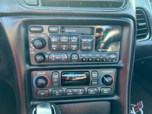 Used 2000 Chevrolet Corvette Convertible w/ Performance Handling Pkg RWD image 16