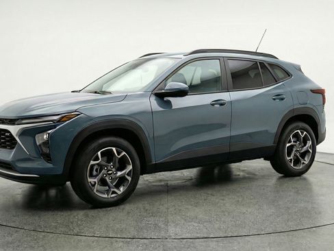 Used 2025 Chevrolet Trax LT image 3