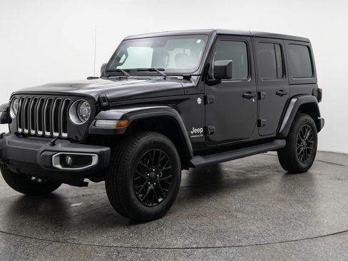 Used 2025 Jeep Wrangler Sahara image 3