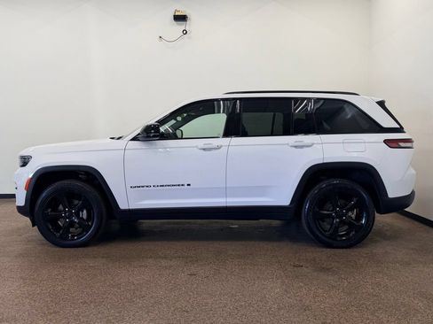 Used 2023 Jeep Grand Cherokee Altitude AWD/4WD image 2