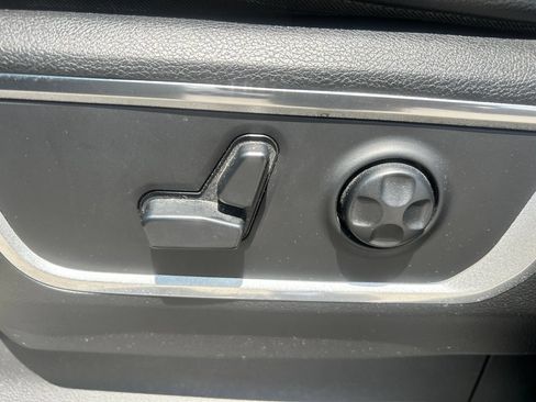 Used 2019 RAM 1500 Laramie AWD/4WD image 17