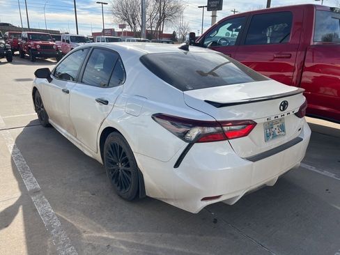 Used 2022 Toyota Camry SE image 3