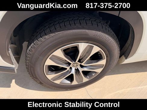 Used 2023 Toyota Highlander XLE image 10