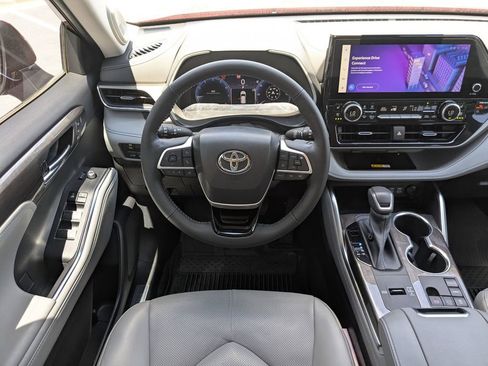 Used 2023 Toyota Highlander Limited FWD image 14