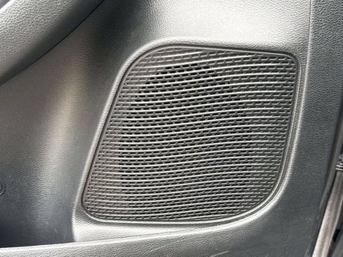 Used 2025 Chrysler Pacifica Limited FWD image 17