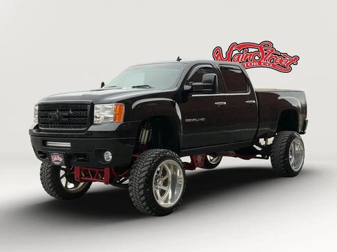 Used 2011 GMC Sierra 2500 Denali w/ Suspension Package, Off-Road AWD/4WD image 3