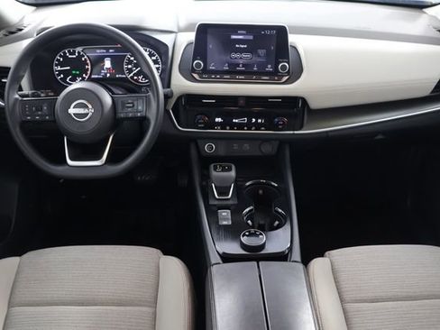 Used 2022 Nissan Rogue SV image 2