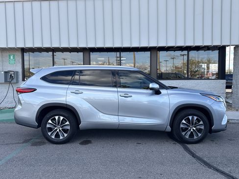 Used 2020 Toyota Highlander XLE image 22
