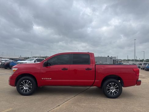 Used 2022 Nissan Titan SV image 14