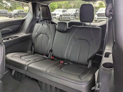 New 2027 Chrysler Pacifica Select FWD image 15