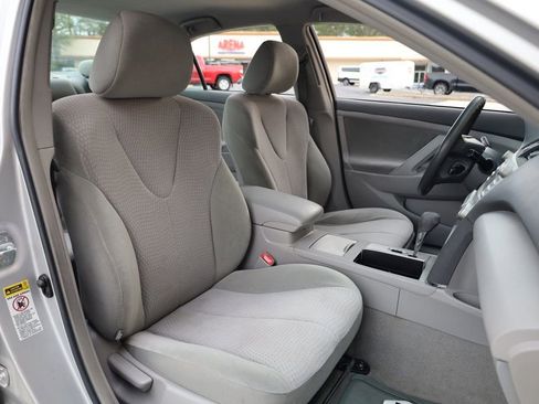 Used 2011 Toyota Camry LE image 22