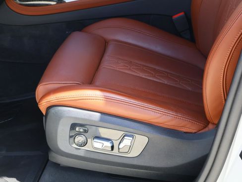 Used 2025 BMW X7 M60i image 17