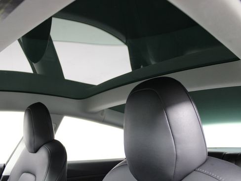 Used 2020 Tesla Model 3 Standard Range Plus image 9