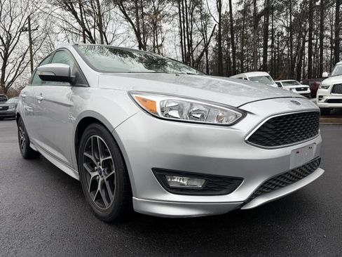 Used 2015 Ford Focus SE w/ SE Sport Package image 7