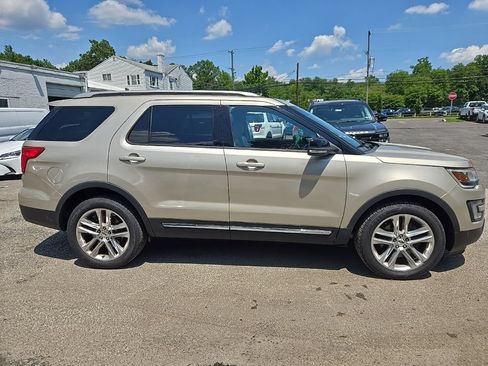 Used 2017 Ford Explorer XLT w/ Equipment Group 202A AWD/4WD image 4