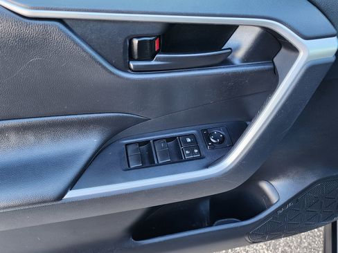 Used 2019 Toyota RAV4 LE image 9