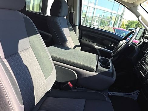 Used 2022 Nissan Titan SV image 8