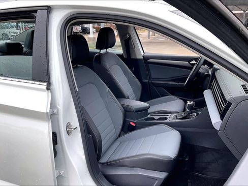 Used 2025 Volkswagen Jetta SE image 8