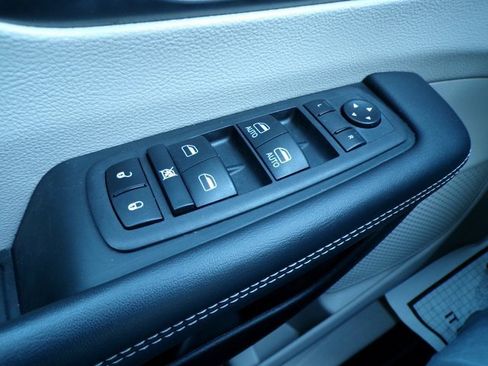 Used 2023 Chrysler Pacifica Touring-L image 25