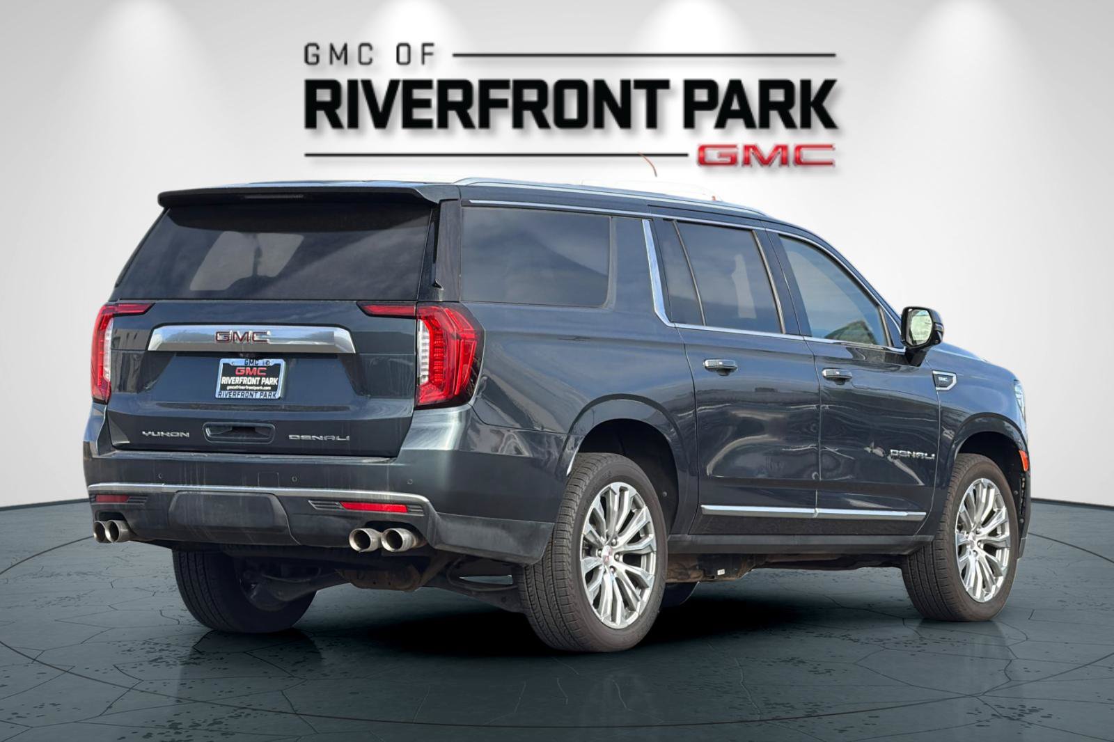 Used 2021 GMC Yukon XL Denali w/ Denali Premium Package AWD/4WD image 3