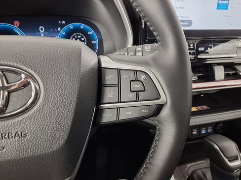 Used 2025 Toyota Highlander Limited image 19