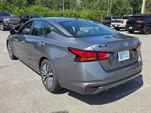 Used 2024 Nissan Altima 2.5 SV FWD image 8