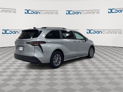 Used 2024 Toyota Sienna XLE image 8