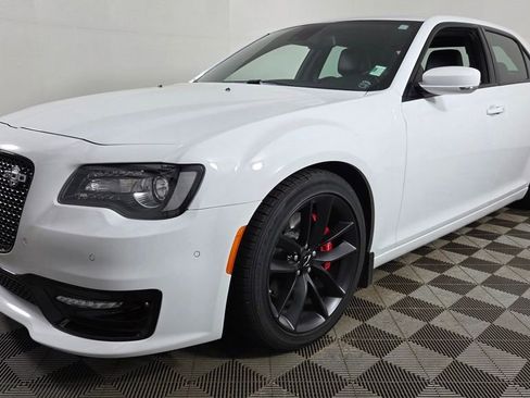 Used 2023 Chrysler 300 C image 3