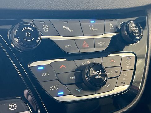 Used 2025 Chrysler Pacifica Select FWD image 22