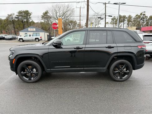 Used 2025 Jeep Grand Cherokee Altitude AWD/4WD image 4