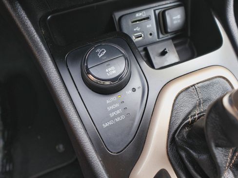 Used 2014 Jeep Cherokee Latitude w/ Comfort/Convenience Group image 26