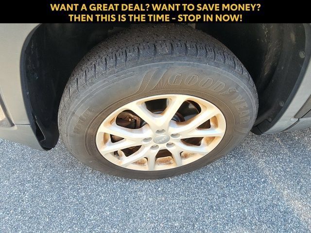 Used 2016 Jeep Cherokee Latitude w/ Cold Weather Group AWD/4WD image 5