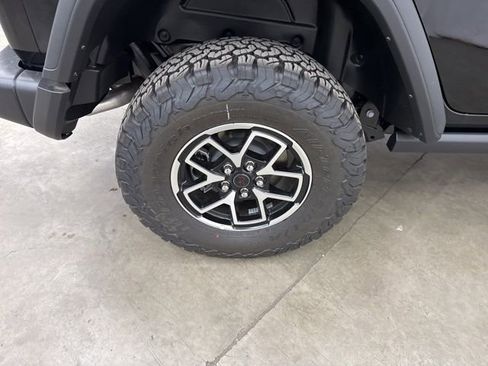 Used 2025 Jeep Wrangler Unlimited Rubicon w/ Technology Group image 22