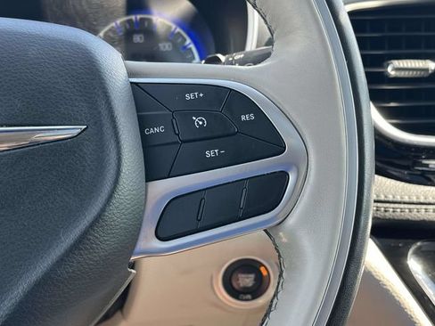 Used 2020 Chrysler Pacifica Limited FWD image 29