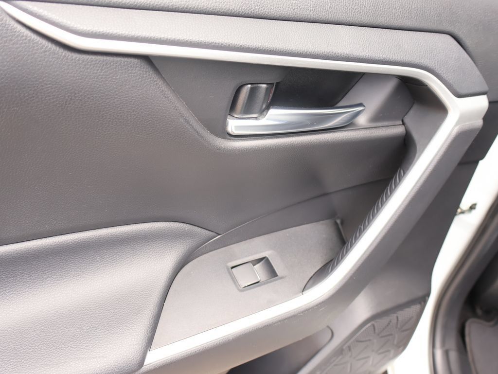 Used 2020 Toyota RAV4 XLE Premium FWD image 14