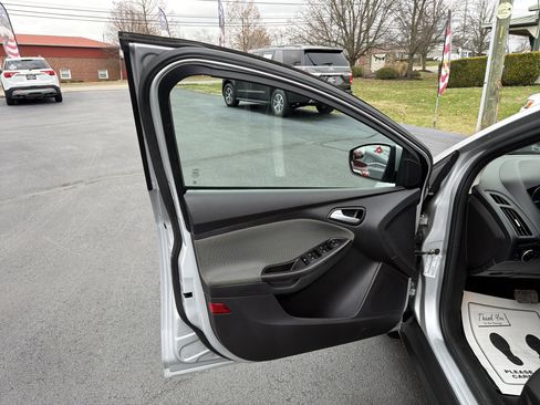 Used 2014 Ford Focus SE w/ SE Winter Package image 9