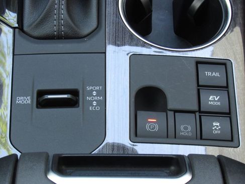 Used 2025 Toyota Highlander Platinum AWD/4WD image 36