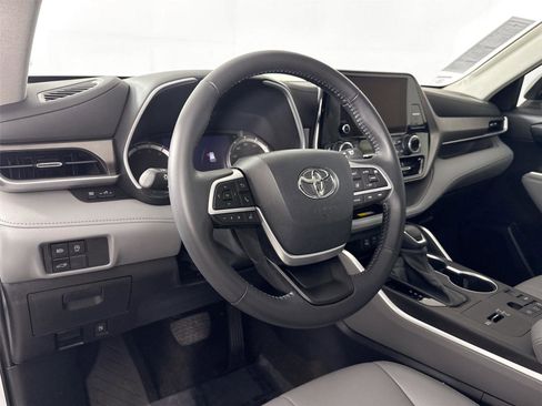 Certified 2023 Toyota Highlander XLE image 4