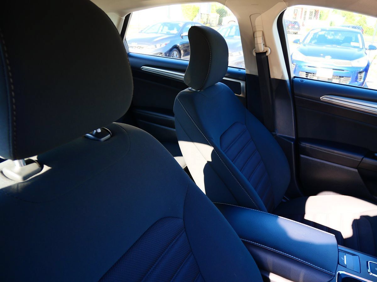 Used 2017 Ford Fusion SE FWD image 28