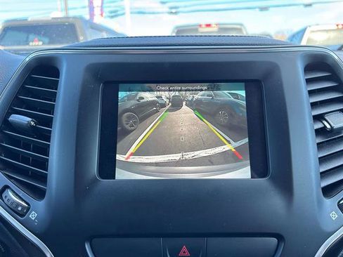 Used 2020 Jeep Cherokee Latitude w/ Cold Weather Group image 19