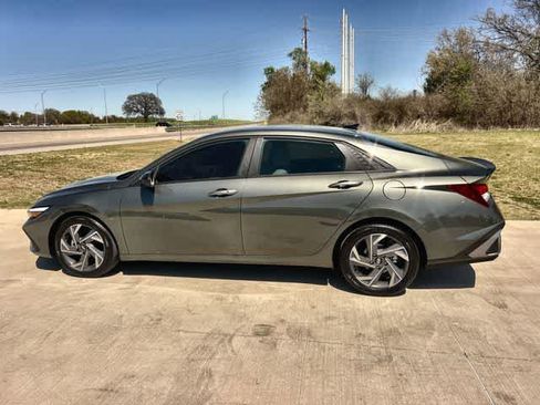 Used 2025 Hyundai Elantra Sport image 4