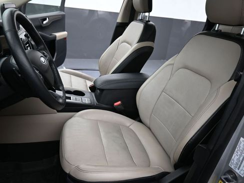 Used 2020 Ford Escape Titanium image 10