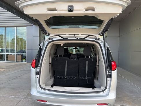 Used 2022 Chrysler Voyager LX FWD image 14