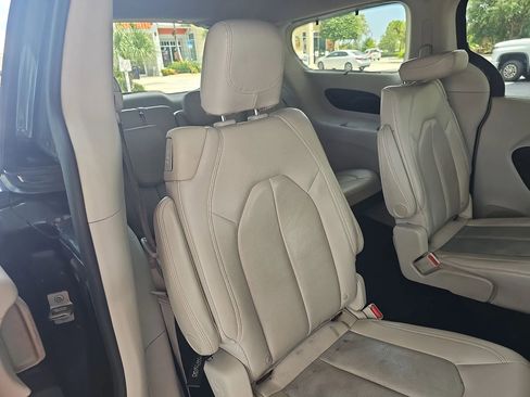 Used 2020 Chrysler Pacifica Touring-L w/ Advanced Safetytec Group image 36