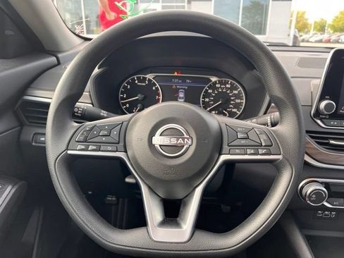 Used 2025 Nissan Altima 2.5 SV FWD image 12