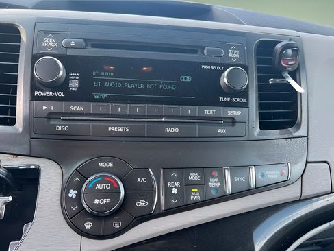 Used 2013 Toyota Sienna LE w/ Towing Pkg FWD image 23