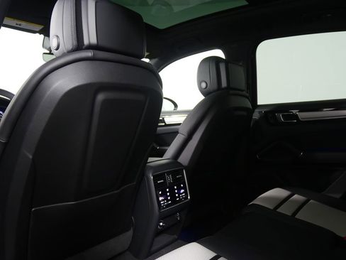 Used 2023 Porsche Cayenne image 19
