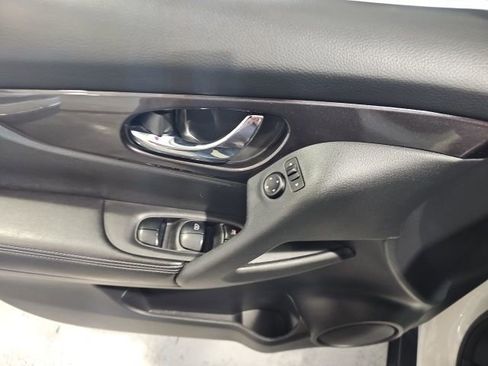 Used 2019 Nissan Rogue SV image 11